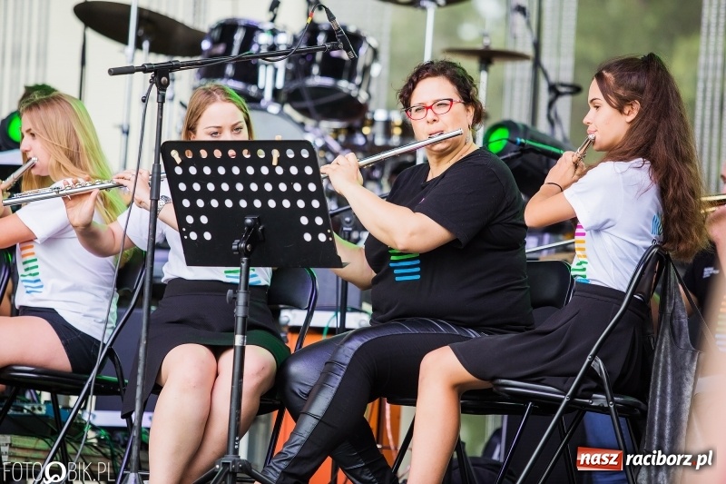 Zdjęcie w galerii na portalu naszraciborz.pl: Była moc! Orkiestra Plania i The Chance, Big Band PSM i chór z Wodzisławia Śl.  wiadomości z regionu