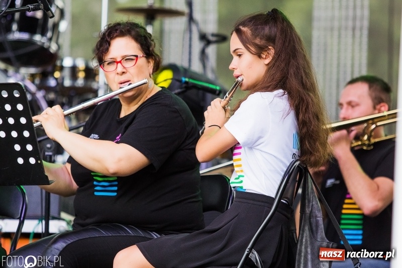 Zdjęcie w galerii na portalu naszraciborz.pl: Była moc! Orkiestra Plania i The Chance, Big Band PSM i chór z Wodzisławia Śl.  wiadomości z regionu