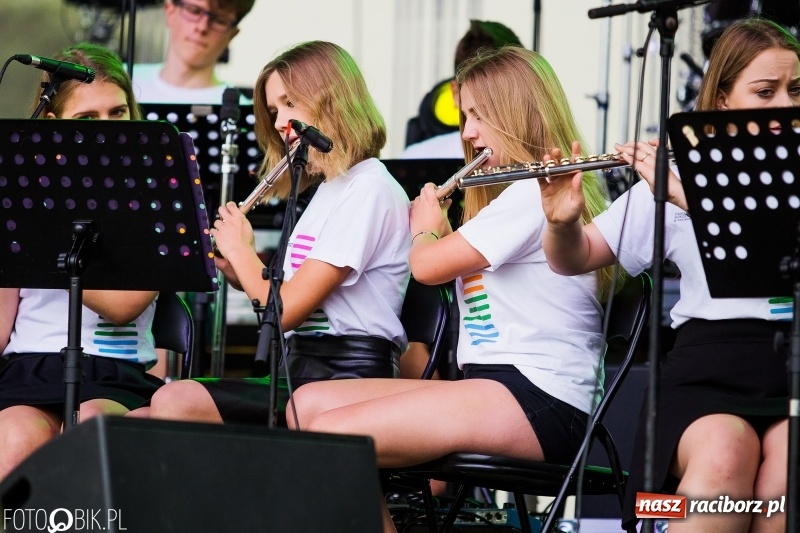 Zdjęcie w galerii na portalu naszraciborz.pl: Była moc! Orkiestra Plania i The Chance, Big Band PSM i chór z Wodzisławia Śl.  wiadomości z regionu