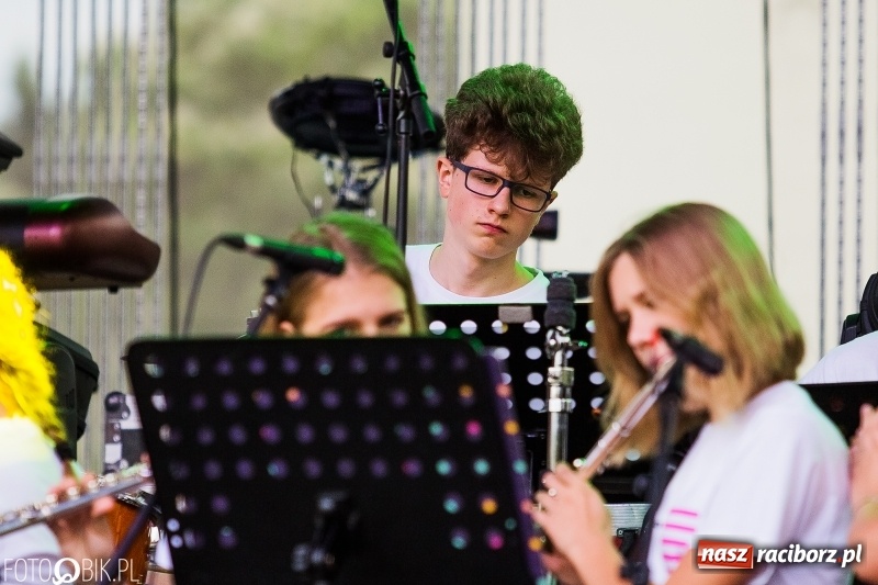 Zdjęcie w galerii na portalu naszraciborz.pl: Była moc! Orkiestra Plania i The Chance, Big Band PSM i chór z Wodzisławia Śl.  wiadomości z regionu