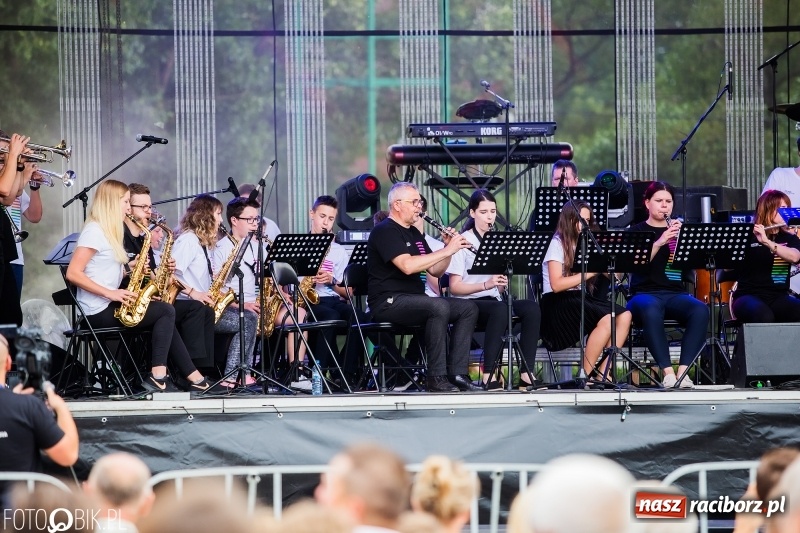 Zdjęcie w galerii na portalu naszraciborz.pl: Była moc! Orkiestra Plania i The Chance, Big Band PSM i chór z Wodzisławia Śl.  wiadomości z regionu
