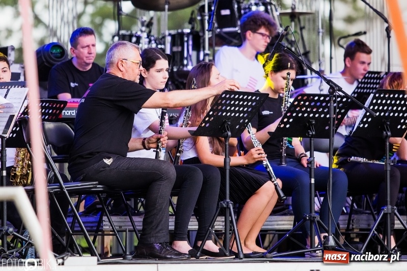Zdjęcie w galerii na portalu naszraciborz.pl: Była moc! Orkiestra Plania i The Chance, Big Band PSM i chór z Wodzisławia Śl.  wiadomości z regionu