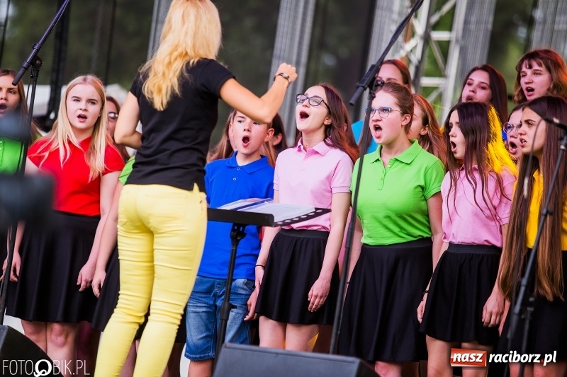 Zdjęcie w galerii na portalu naszraciborz.pl: Była moc! Orkiestra Plania i The Chance, Big Band PSM i chór z Wodzisławia Śl.  wiadomości z regionu