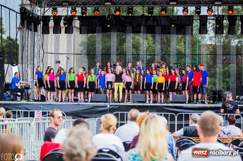 Zdjęcie w galerii na portalu naszraciborz.pl: Była moc! Orkiestra Plania i The Chance, Big Band PSM i chór z Wodzisławia Śl.  wiadomości z regionu