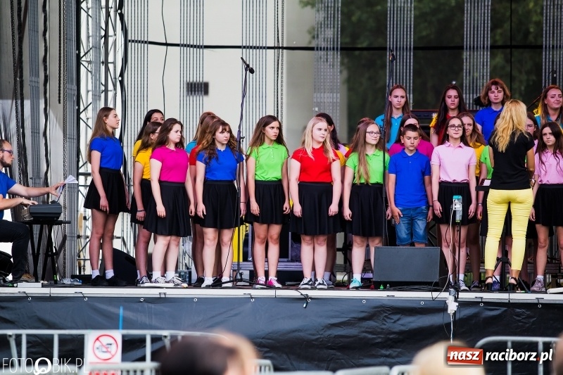 Zdjęcie w galerii na portalu naszraciborz.pl: Była moc! Orkiestra Plania i The Chance, Big Band PSM i chór z Wodzisławia Śl.  wiadomości z regionu