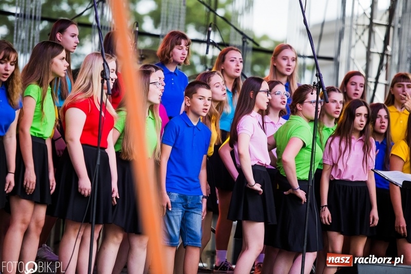 Zdjęcie w galerii na portalu naszraciborz.pl: Była moc! Orkiestra Plania i The Chance, Big Band PSM i chór z Wodzisławia Śl.  wiadomości z regionu