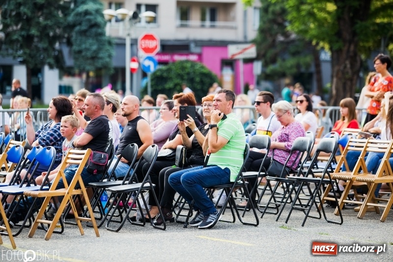 Zdjęcie w galerii na portalu naszraciborz.pl: Była moc! Orkiestra Plania i The Chance, Big Band PSM i chór z Wodzisławia Śl.  wiadomości z regionu