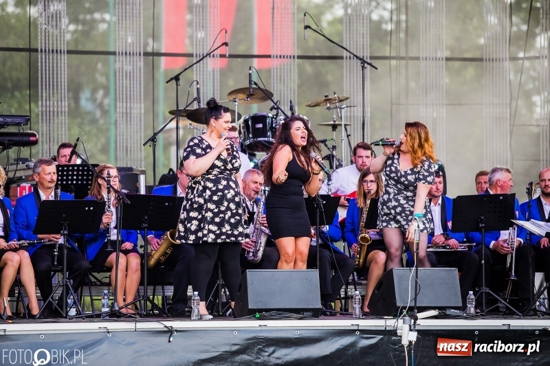 Zdjęcie w galerii na portalu naszraciborz.pl: Była moc! Orkiestra Plania i The Chance, Big Band PSM i chór z Wodzisławia Śl.  wiadomości z regionu