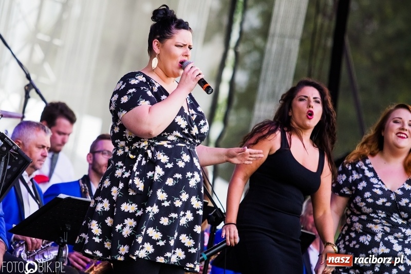 Zdjęcie w galerii na portalu naszraciborz.pl: Była moc! Orkiestra Plania i The Chance, Big Band PSM i chór z Wodzisławia Śl.  wiadomości z regionu