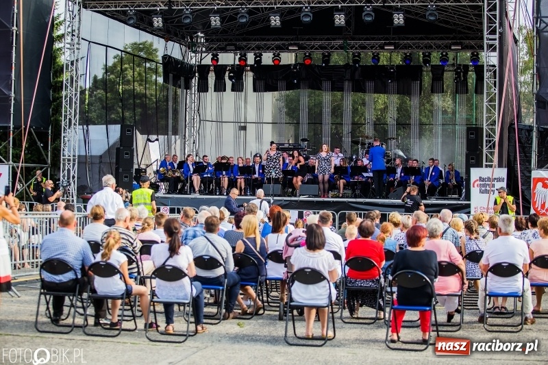 Zdjęcie w galerii na portalu naszraciborz.pl: Była moc! Orkiestra Plania i The Chance, Big Band PSM i chór z Wodzisławia Śl.  wiadomości z regionu