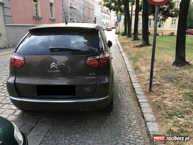 Zdjęcie w galerii na portalu naszraciborz.pl: Mistrzowie parkowania. Posypały się wezwania na policję  wiadomości z regionu