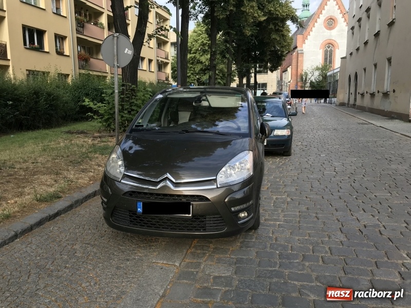 Zdjęcie w galerii na portalu naszraciborz.pl: Mistrzowie parkowania. Posypały się wezwania na policję  wiadomości z regionu