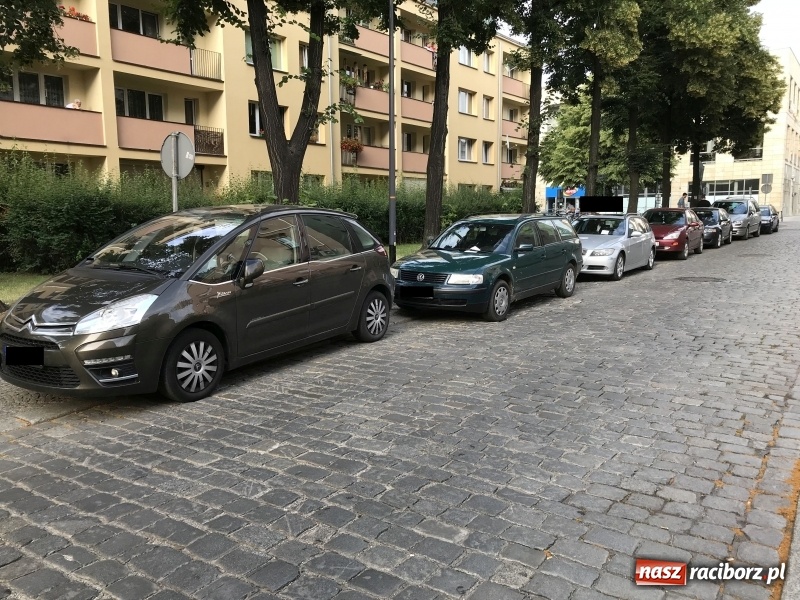 Zdjęcie w galerii na portalu naszraciborz.pl: Mistrzowie parkowania. Posypały się wezwania na policję  wiadomości z regionu