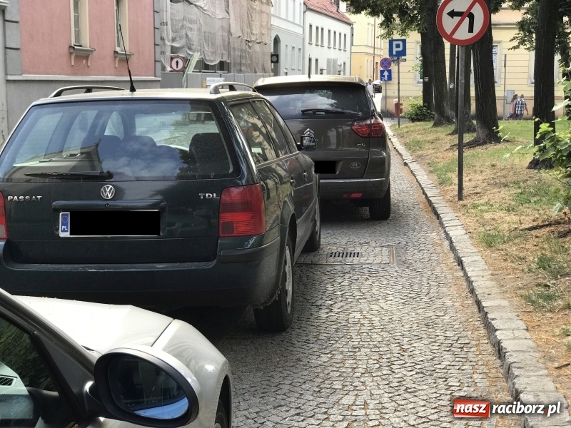 Zdjęcie w galerii na portalu naszraciborz.pl: Mistrzowie parkowania. Posypały się wezwania na policję  wiadomości z regionu