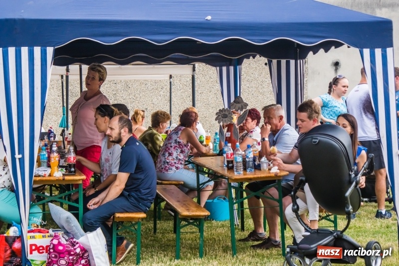Zdjęcie w galerii na portalu naszraciborz.pl: Śpiew, taniec i bieg o Puchar Burmistrza, czyli Festyn Rodzinny w Borucinie wiadomości z regionu