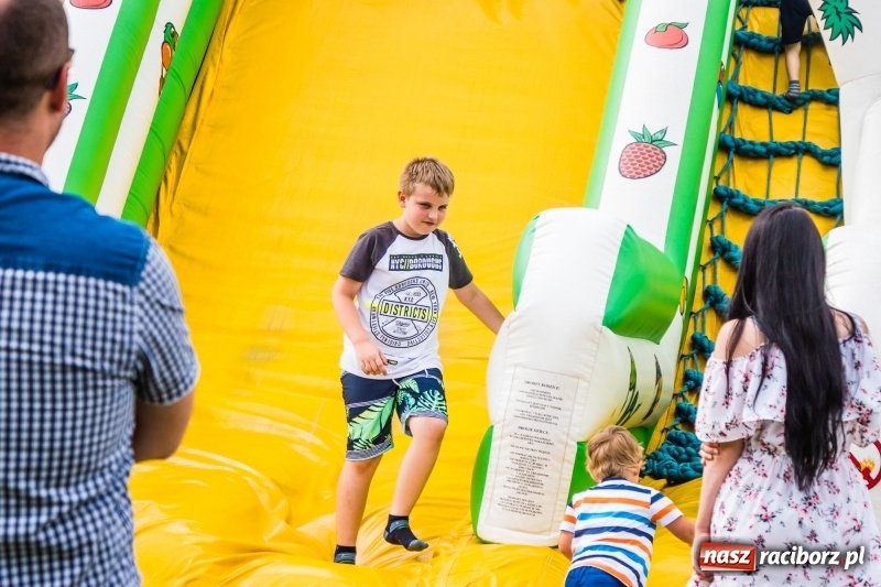 Zdjęcie w galerii na portalu naszraciborz.pl: Śpiew, taniec i bieg o Puchar Burmistrza, czyli Festyn Rodzinny w Borucinie wiadomości z regionu