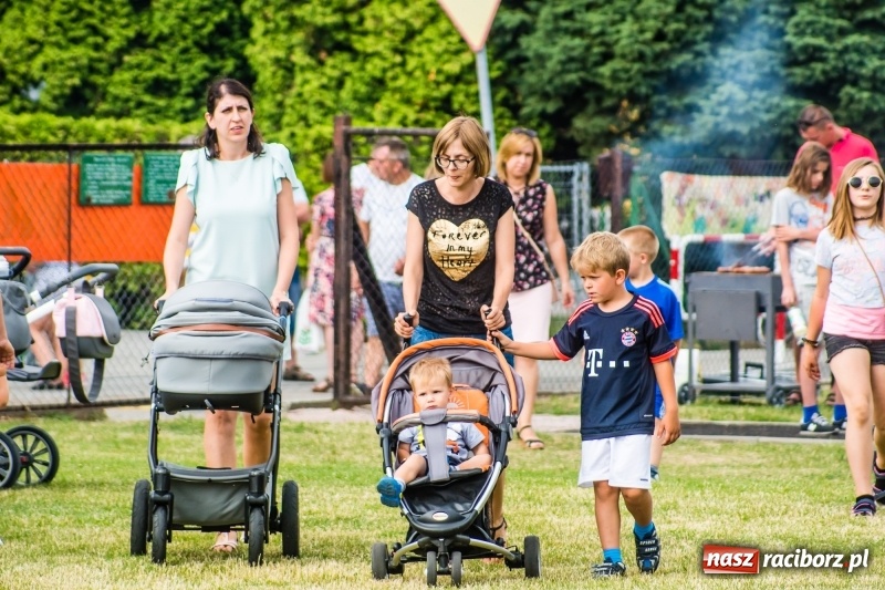 Zdjęcie w galerii na portalu naszraciborz.pl: Śpiew, taniec i bieg o Puchar Burmistrza, czyli Festyn Rodzinny w Borucinie wiadomości z regionu