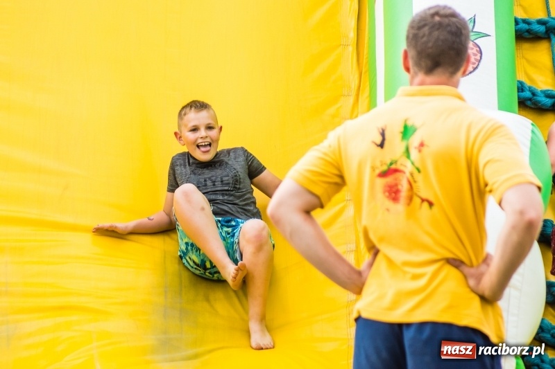Zdjęcie w galerii na portalu naszraciborz.pl: Śpiew, taniec i bieg o Puchar Burmistrza, czyli Festyn Rodzinny w Borucinie wiadomości z regionu