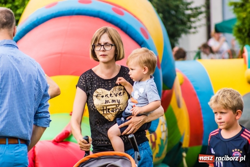 Zdjęcie w galerii na portalu naszraciborz.pl: Śpiew, taniec i bieg o Puchar Burmistrza, czyli Festyn Rodzinny w Borucinie wiadomości z regionu