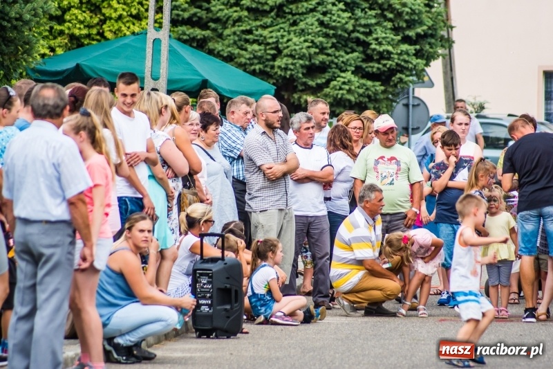 Zdjęcie w galerii na portalu naszraciborz.pl: Śpiew, taniec i bieg o Puchar Burmistrza, czyli Festyn Rodzinny w Borucinie wiadomości z regionu