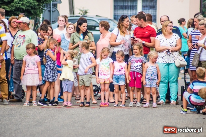 Zdjęcie w galerii na portalu naszraciborz.pl: Śpiew, taniec i bieg o Puchar Burmistrza, czyli Festyn Rodzinny w Borucinie wiadomości z regionu