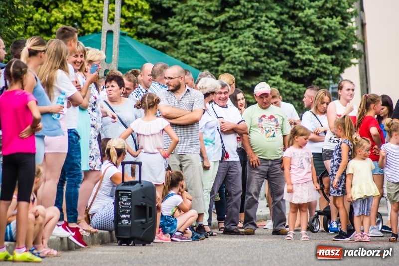 Zdjęcie w galerii na portalu naszraciborz.pl: Śpiew, taniec i bieg o Puchar Burmistrza, czyli Festyn Rodzinny w Borucinie wiadomości z regionu
