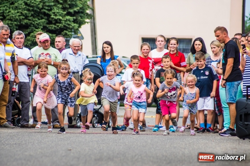 Zdjęcie w galerii na portalu naszraciborz.pl: Śpiew, taniec i bieg o Puchar Burmistrza, czyli Festyn Rodzinny w Borucinie wiadomości z regionu