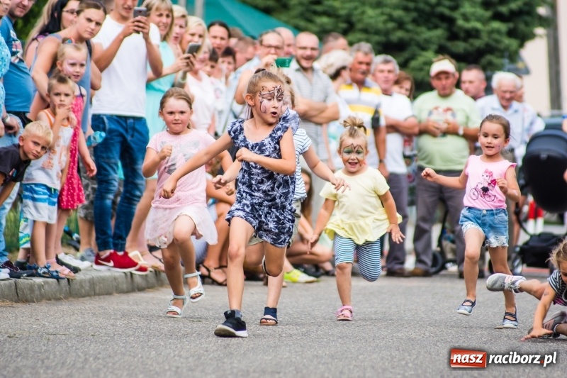 Zdjęcie w galerii na portalu naszraciborz.pl: Śpiew, taniec i bieg o Puchar Burmistrza, czyli Festyn Rodzinny w Borucinie wiadomości z regionu