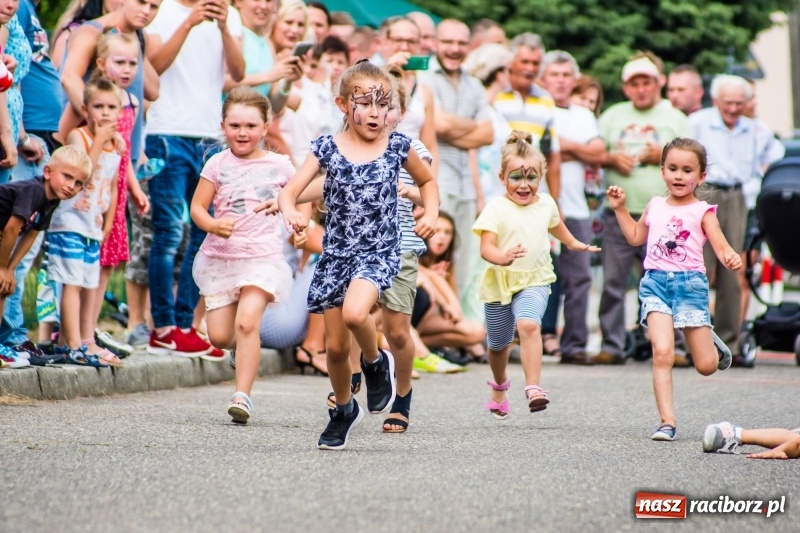 Zdjęcie w galerii na portalu naszraciborz.pl: Śpiew, taniec i bieg o Puchar Burmistrza, czyli Festyn Rodzinny w Borucinie wiadomości z regionu