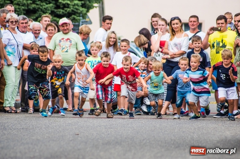 Zdjęcie w galerii na portalu naszraciborz.pl: Śpiew, taniec i bieg o Puchar Burmistrza, czyli Festyn Rodzinny w Borucinie wiadomości z regionu