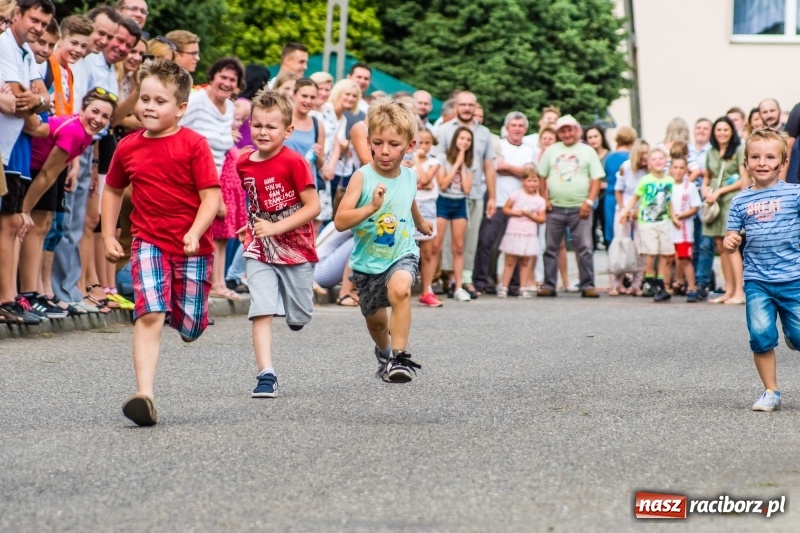 Zdjęcie w galerii na portalu naszraciborz.pl: Śpiew, taniec i bieg o Puchar Burmistrza, czyli Festyn Rodzinny w Borucinie wiadomości z regionu