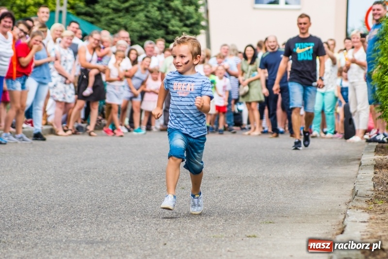 Zdjęcie w galerii na portalu naszraciborz.pl: Śpiew, taniec i bieg o Puchar Burmistrza, czyli Festyn Rodzinny w Borucinie wiadomości z regionu