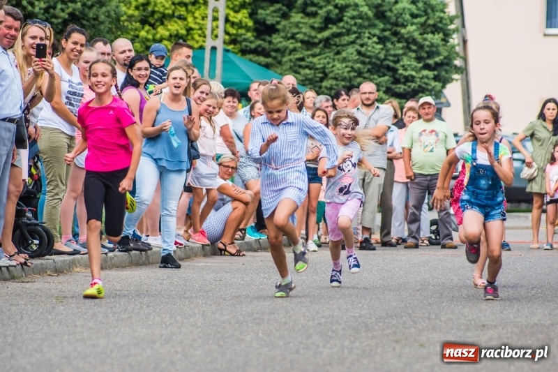 Zdjęcie w galerii na portalu naszraciborz.pl: Śpiew, taniec i bieg o Puchar Burmistrza, czyli Festyn Rodzinny w Borucinie wiadomości z regionu