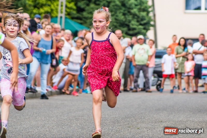 Zdjęcie w galerii na portalu naszraciborz.pl: Śpiew, taniec i bieg o Puchar Burmistrza, czyli Festyn Rodzinny w Borucinie wiadomości z regionu