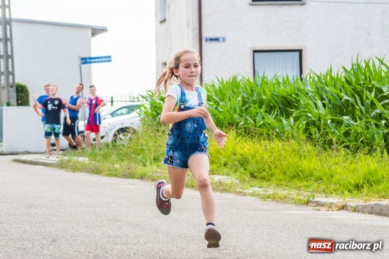 Zdjęcie w galerii na portalu naszraciborz.pl: Śpiew, taniec i bieg o Puchar Burmistrza, czyli Festyn Rodzinny w Borucinie wiadomości z regionu