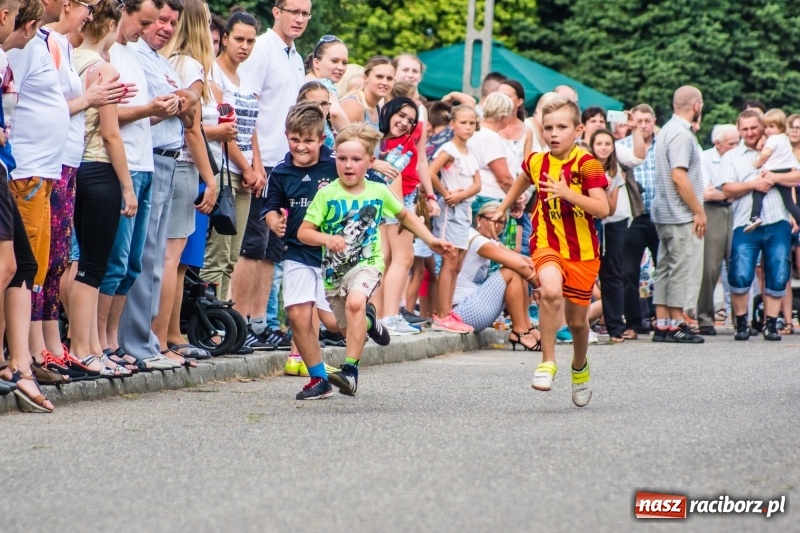 Zdjęcie w galerii na portalu naszraciborz.pl: Śpiew, taniec i bieg o Puchar Burmistrza, czyli Festyn Rodzinny w Borucinie wiadomości z regionu