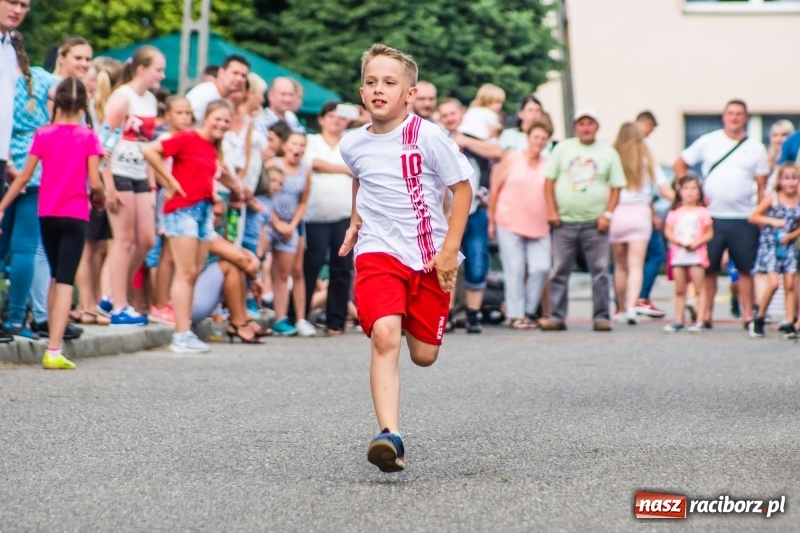 Zdjęcie w galerii na portalu naszraciborz.pl: Śpiew, taniec i bieg o Puchar Burmistrza, czyli Festyn Rodzinny w Borucinie wiadomości z regionu