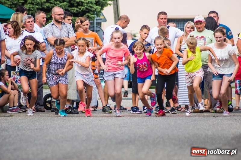 Zdjęcie w galerii na portalu naszraciborz.pl: Śpiew, taniec i bieg o Puchar Burmistrza, czyli Festyn Rodzinny w Borucinie wiadomości z regionu