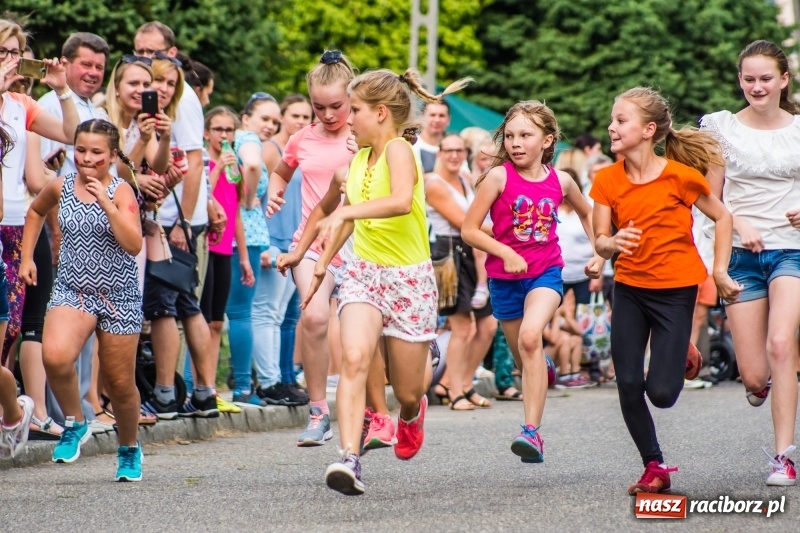 Zdjęcie w galerii na portalu naszraciborz.pl: Śpiew, taniec i bieg o Puchar Burmistrza, czyli Festyn Rodzinny w Borucinie wiadomości z regionu