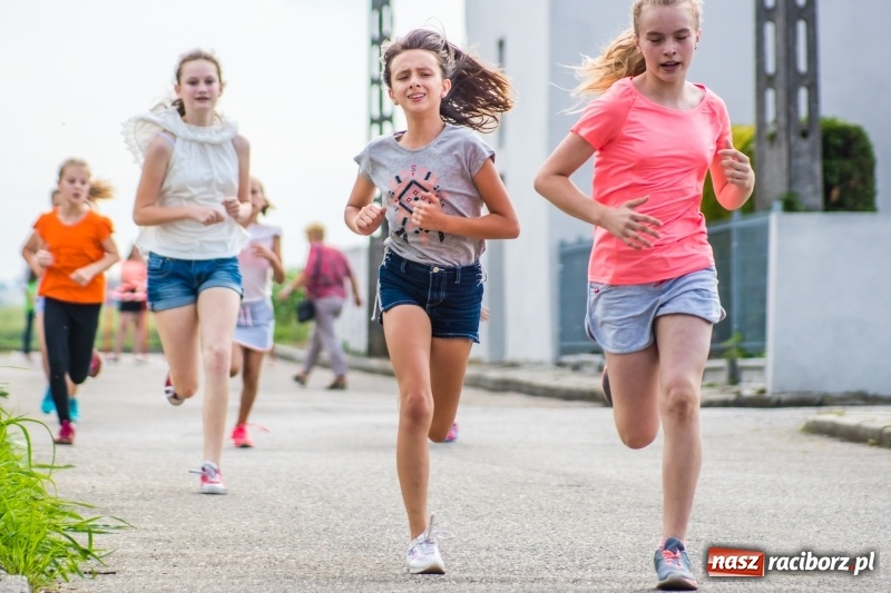 Zdjęcie w galerii na portalu naszraciborz.pl: Śpiew, taniec i bieg o Puchar Burmistrza, czyli Festyn Rodzinny w Borucinie wiadomości z regionu