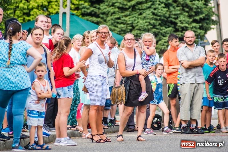 Zdjęcie w galerii na portalu naszraciborz.pl: Śpiew, taniec i bieg o Puchar Burmistrza, czyli Festyn Rodzinny w Borucinie wiadomości z regionu