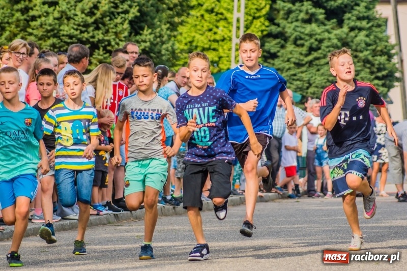 Zdjęcie w galerii na portalu naszraciborz.pl: Śpiew, taniec i bieg o Puchar Burmistrza, czyli Festyn Rodzinny w Borucinie wiadomości z regionu