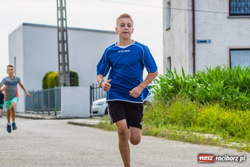 Zdjęcie w galerii na portalu naszraciborz.pl: Śpiew, taniec i bieg o Puchar Burmistrza, czyli Festyn Rodzinny w Borucinie wiadomości z regionu