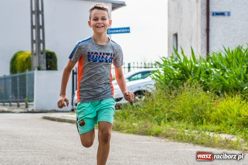 Zdjęcie w galerii na portalu naszraciborz.pl: Śpiew, taniec i bieg o Puchar Burmistrza, czyli Festyn Rodzinny w Borucinie wiadomości z regionu