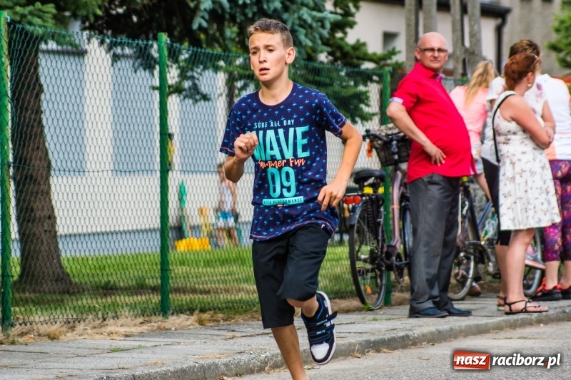 Zdjęcie w galerii na portalu naszraciborz.pl: Śpiew, taniec i bieg o Puchar Burmistrza, czyli Festyn Rodzinny w Borucinie wiadomości z regionu