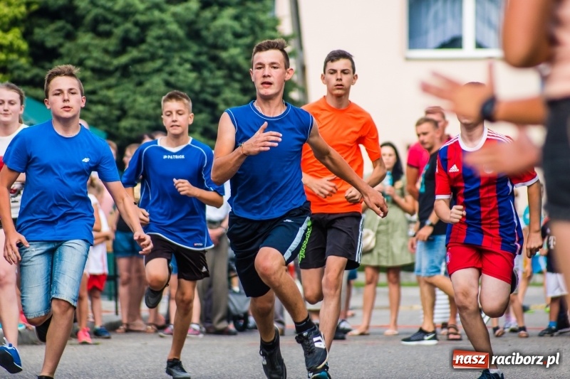 Zdjęcie w galerii na portalu naszraciborz.pl: Śpiew, taniec i bieg o Puchar Burmistrza, czyli Festyn Rodzinny w Borucinie wiadomości z regionu