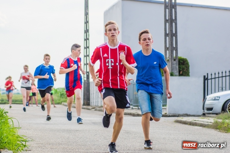 Zdjęcie w galerii na portalu naszraciborz.pl: Śpiew, taniec i bieg o Puchar Burmistrza, czyli Festyn Rodzinny w Borucinie wiadomości z regionu
