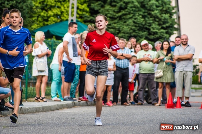 Zdjęcie w galerii na portalu naszraciborz.pl: Śpiew, taniec i bieg o Puchar Burmistrza, czyli Festyn Rodzinny w Borucinie wiadomości z regionu