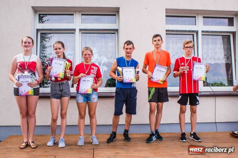 Zdjęcie w galerii na portalu naszraciborz.pl: Śpiew, taniec i bieg o Puchar Burmistrza, czyli Festyn Rodzinny w Borucinie wiadomości z regionu