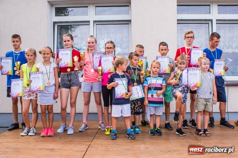 Zdjęcie w galerii na portalu naszraciborz.pl: Śpiew, taniec i bieg o Puchar Burmistrza, czyli Festyn Rodzinny w Borucinie wiadomości z regionu